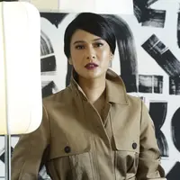 Wardrobe: @katespadeny
, MuA : @archangelachelsea, 
Stylist: Indah Wulansari, Photographer: Bambang E. Ros, 
Digital Imaging: Nurman Abdul Hakim/Fimela
, Location: ARTOTEL Thamrin, Jakarta