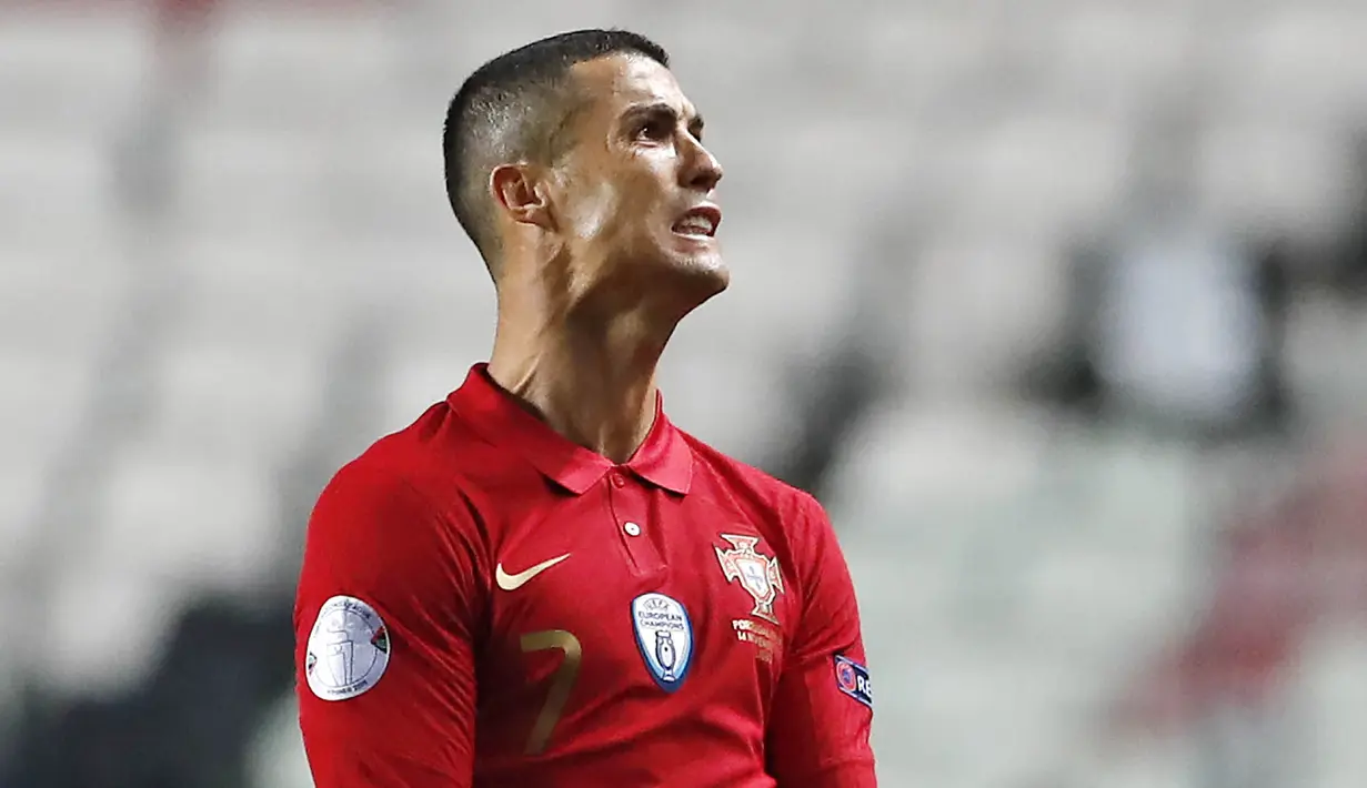 Striker Portugal, Cristiano Ronaldo, tampak kecewa usai gagal mencetak gol ke gawang Prancis pada laga UEFA Nations League di Stadion Da Luz, Minggu (15/11/2020). Prancis menang dengan skor 1-0. (AP/Armando Franca)