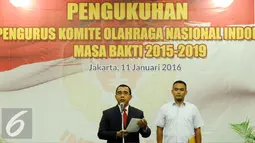 Ketua KONI Pusat, Tono Suratman (kiri) membacakan pidato usai pelantikan pengurus KONI Pusat 2015-2019 di Gedung Serbaguna, Senayan, Jakarta, Senin (11/1/2016). Menurutnya format kepengurusan saat ini telah disesuaikan. (Liputan6.com/Helmi Fithriansyah)