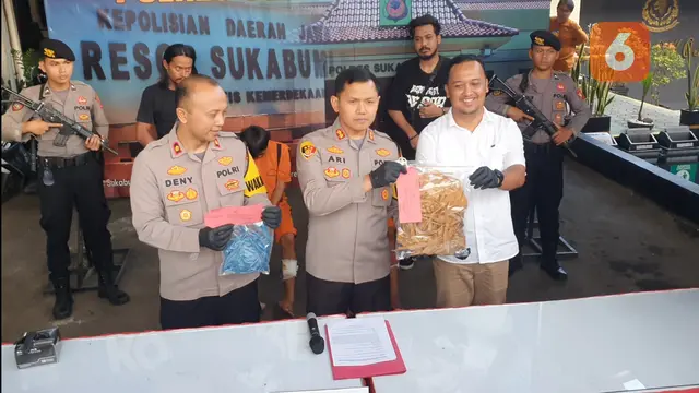 Dua tersangka diamankan Sat Reskrim Polres Sukabumi Kota setelah terbukti menghilangkan nyawa seorang sopir taksi online yang dibuang jasadnya di parkiran sebuah minimarket di Kecamatan Cireunghas Kabupaten Sukabumi (Liputan6.com/Fira Syahrin).