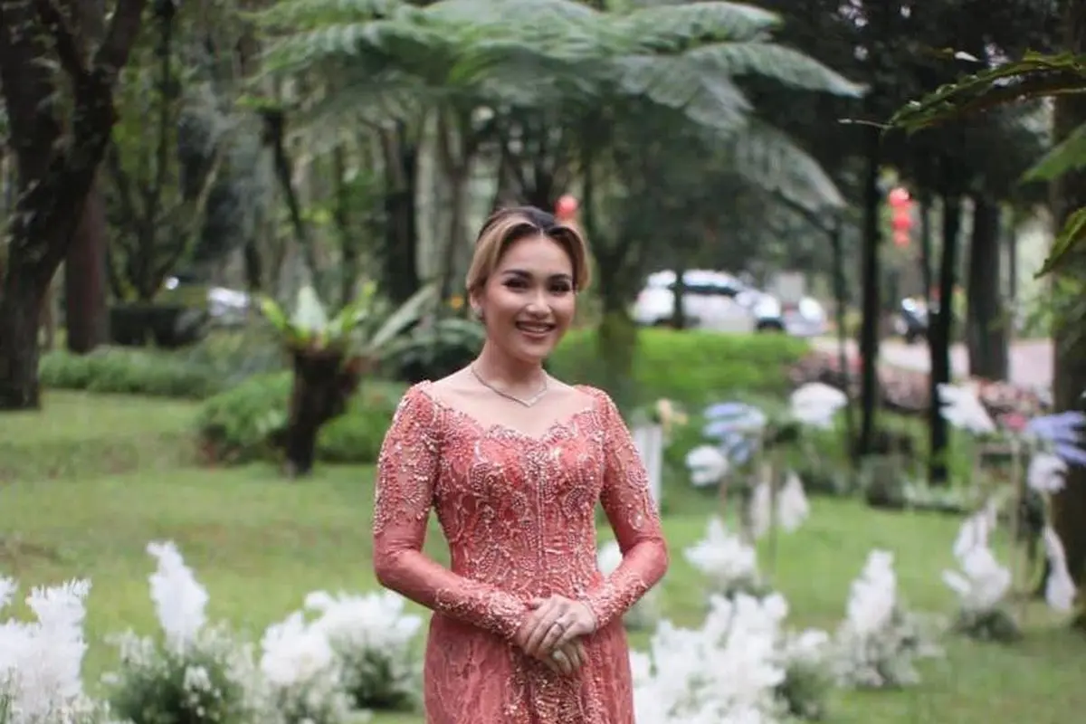 11 Gaya Ayu Ting Ting di Acara Lamaran Sang Adik, Tampil Memesona Pakai Kebaya
