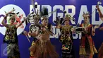 Penari daerah membuka acara peluncuran progam OLX Upgrade Indonesia, Jakarta, Jumat, (14/8/2015). Program ini mengajak masyarakat memperbaiki kualitas hidup dengan memperbarui telepon genggam yang dapat mengakses internet. (Liputan6.com/Johan Tallo)