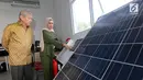 Ketua Pembina Yayasan ORA et LABORA, Edwin Soeryadjaya (kiri) melihat cara kerja Panel Surya Pembangkit Listrik Tenaga Surya di SMK Ora et Labora, BSD Tangerang Selatan, Kamis (18/9). (Liputan6.com/Fery Pradolo)