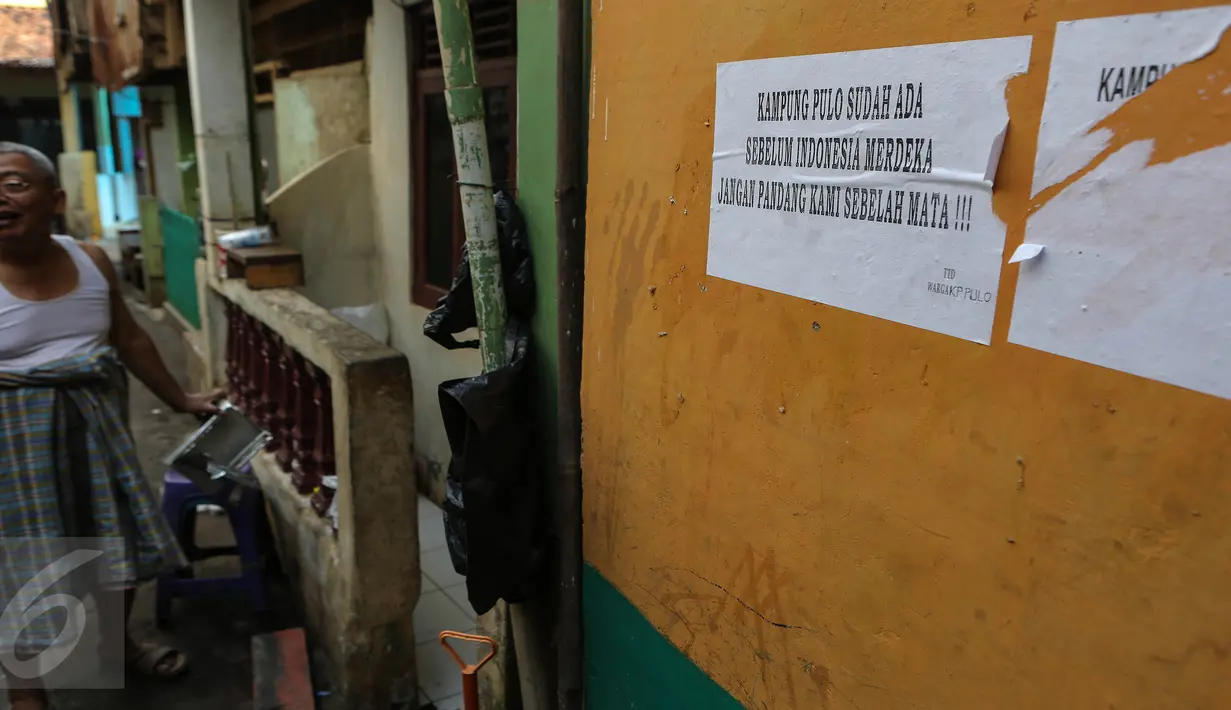 Tulisan protes terhadap penggusuran ditulis di tembok rumah warga di kawasan pemukiman Kampung Pulo, Jakarta Timur, Kamis (23/7). Pemerintah Provinsi DKI Jakarta akan menertibkan bangunan liar yang ada di wilayah Kampung Pulo. (Liputan6.com/Faizal Fanani)