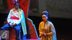 Happy Salma memainkan adegannya saat pementasan teater Kebangsaan Tripikala di Tim, Cikini, Jakarta, Senin ( 23/1). Sejumlah seniman dan aktris turut ikut mementaskan teater tersebut. (Liputan6.com/Angga Yuniar)