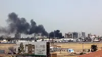 Asap tebal mengepul di atas gedung-gedung di sekitar bandara Khartoum pada 15 April 2023, di tengah bentrokan di ibu kota Sudan. (AFP)