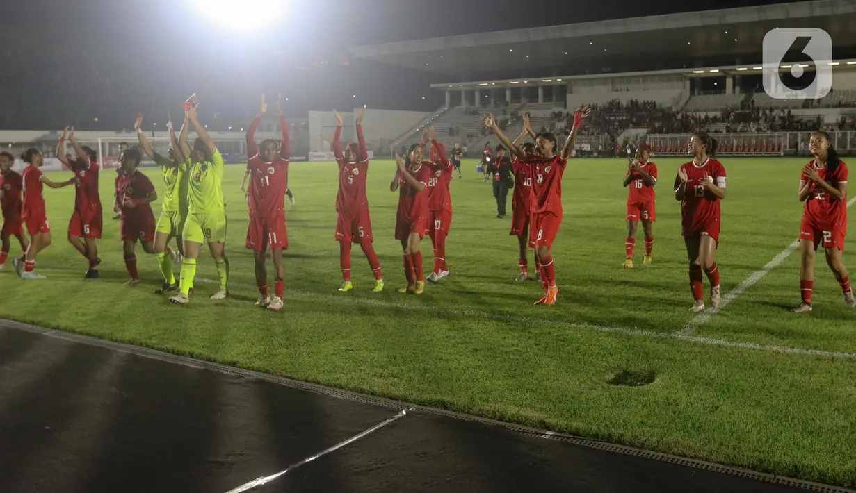 Hingga peluit akhir pertandingan dibunyikan, timnas putri Indonesia unggul 5-1 atas Singapura. (Liputan6/Herman Zakharia)
