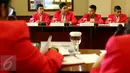 Sejumlah siswa berperan sebagai Dirjen dan Kepala Instansi saat mengikuti raker di Kemenaker, Jakarta, Selasa (11/10). Sebanyak 22 anak terpilih dari 11 provinsi berkumpul di Jakarta, untuk mengikuti ‘Sehari Jadi Menteri’. (Liputan6.com/Fery Pradolo)