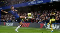 Bek Chelsea Cesar Azpilicueta (kiri) mencoba memblok tendangan pemain Southampton Ryan Bertrand (kanan) pada pertandingan Liga Inggris di Stamford Bridge, London, Kamis (26/12/2019). Southampton mengalahkan Chelsea 2-0.  (Adrian DENNIS/AFP)