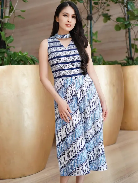 Sandra Dewi tampil menawan kenakan dress batik warna biru dengan detail cut out di leher. Desain-nya yang modern cocok untuk dikenakan sehari-hari. [@sandradewi88]