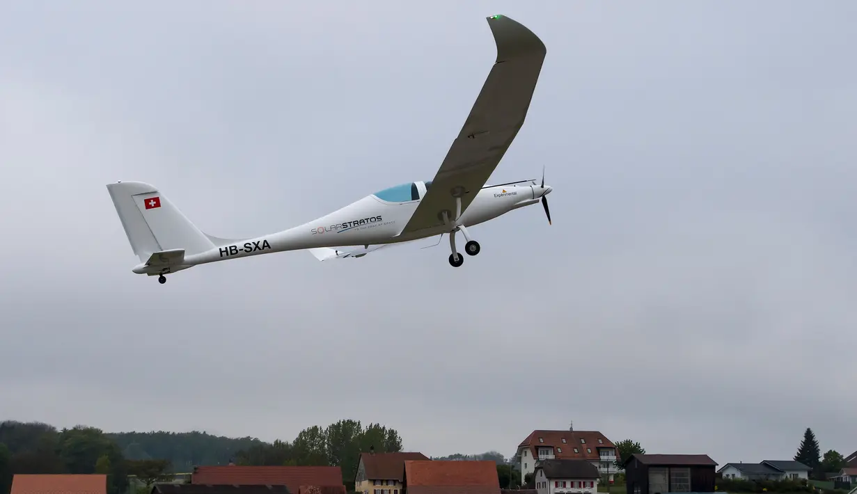 Pesawat bertenaga surya SolarStratos saat melakukan uji coba penerbangan pertama di Payerne, Swiss (5/5). (Jean-Christophe Bott/Keystone via AP)