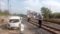 Mobil Antar Anak Sekolah Ditabrak Kereta, 2 Pelajar Tewas