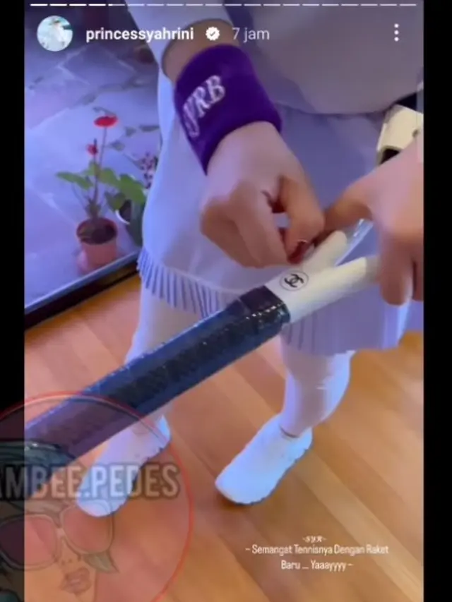 Syahrini Unboxing Raket Tenis