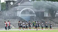 Para pemain Timnas Indonesia menggelar sesi latihan di Stadion Sriwedari, Solo, Rabu (18-12-2024), menjelang pertandingan melawan Filipina pada partai penentuan Grup B Piala AFF 2024. (Bola.com/Radifa Arsa)&nbsp;