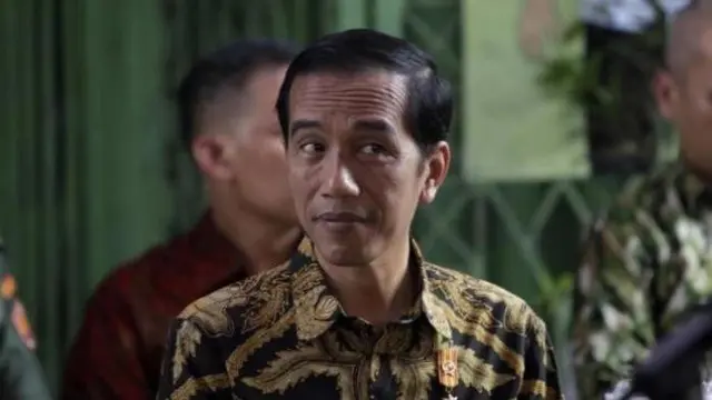 Masyarakat pangling melihat skripsi dan foto masa muda Jokowi yang berbeda.
