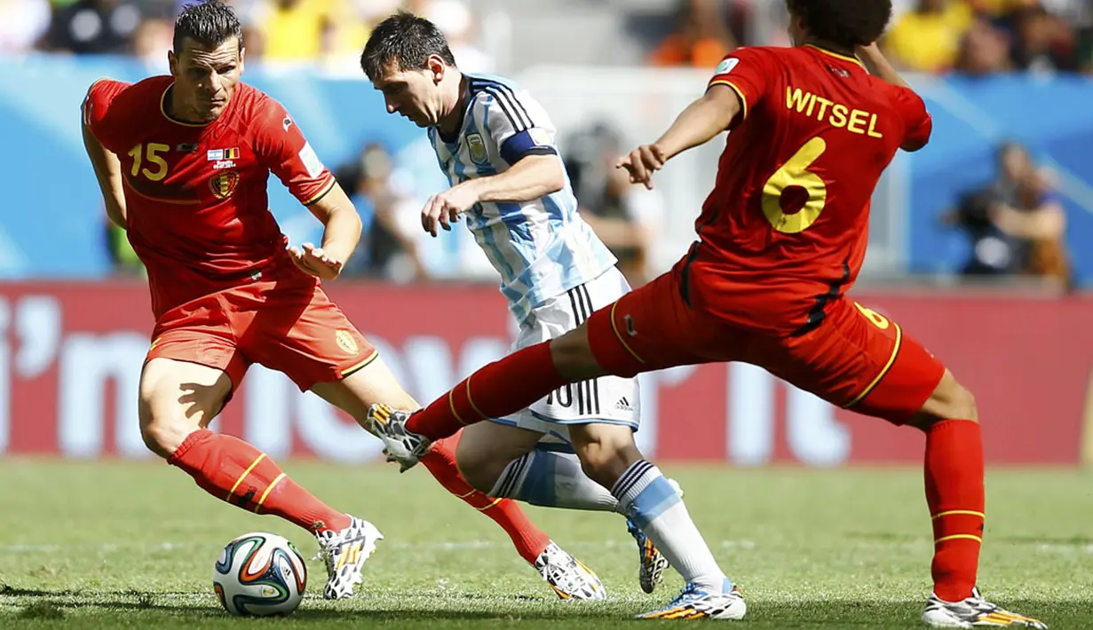 Dua pemain Belgia, Daniel Van Buyten (kiri) dan Axel Witsel mencoba menghadang pergerakan penyerang Timnas Argentina, Lionel Messi, di laga perempat final Piala Dunia 2014 di Stadion Nasional Brasilia, (5/7/2014). (REUTERS/Dominic Ebenbichler) 