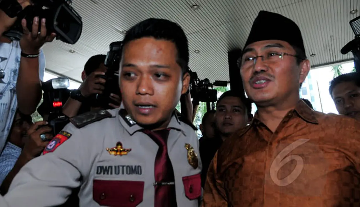 Wakil Ketua Tim 9, Jimly Asshiddiqie mendatangi Gedung KPK, Jakarta, Selasa (3/2/2015). Jimly mengaku diundang rapat untuk membahas permasalahan antara KPK dan Polri. (Liputan6.com/Faisal R Syam)