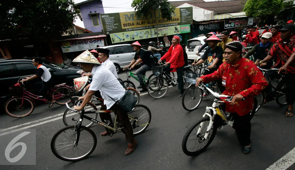 Para simpatisan mengantar pasangan calon walikota dan wakil walikota Yogyakarta Imam Priyono-Ahmad Fadli mendaftarkan di KPUD kota Yogyakarta, Rabu (21/9). Imam-Fadli diusung PDIP, Nasdem dan PKB. (Liputan6.com/Boy Harjanto)