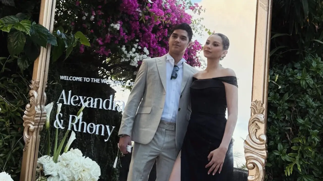 Alyssa Daguise dan Al Ghazali saat hadir di resepsi pernikahan kakaknya di Bali. [@alyssadaguise]