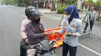 Petugas Dinas Perhubungan Kota Malang menguji coba parkir elektronik berbasis android di kawasan Car Free Day di Ijen Boulevard. Ada rencana penerapannya diperluas lagi sebelum pergantian tahun (Istimewa)&nbsp;