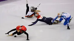 Tiga atlet wanita jatuh usai mengalami tabarakan saat mengikuti balapan skating trek pendek 1000 meter di Olimpiade Musim Dingin 2018 di Gangneung, Korea Selatan (20/2). (AP Photo / Morry Gash)
