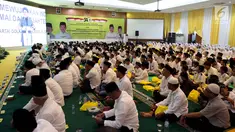 Suasana Istighosah menyambut Milad ke-54 Partai Golkar dan Hari Santri Nasional, di aula DPP Partai Golkar, Jakarta, Kamis (18/10). Kegiatan itu bertema "Memperkokoh Keberagaman untuk Mewujudkan Indonesia Damai dan Sejahtera". (Liputan6.com/Johan Tallo)