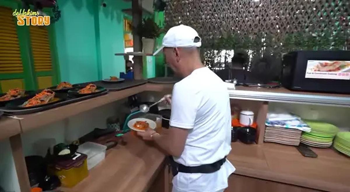 Intip Interior Warung Makan Ayah Ayu Ting Ting, Kental Nuansa Betawi