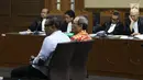 Terdakwa korupsi E-KTP, Irvanto Hendra Pambudi dan Made Oka Masagung saat menjalani sidang tuntutan di Pengadilan Tipikor, Jakarta, Selasa (6/11). Keduanya dituntut 12 tahun penjara, denda Rp 1 miliar subsider 6 bulan. (Liputan6.com/Helmi Fithriansyah)