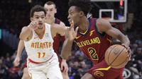 Trae Young (kiri) saat melawan Cleveland Cavaliers (AP Photo/Tony Dejak)