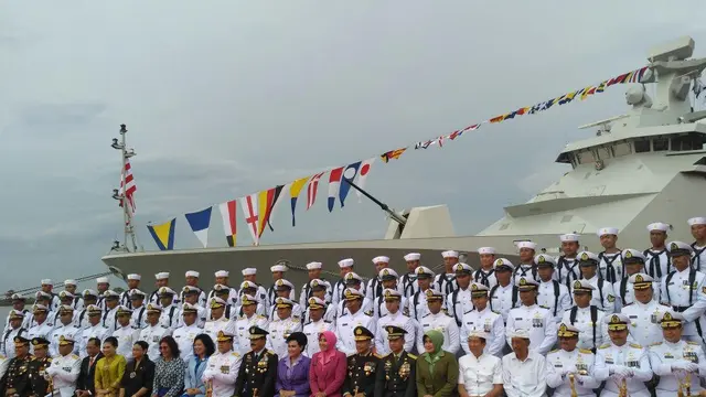 Panglima TNI Marsekal Hadi Tjahyanto memperkenalkan KRI I Gusti Ngurah Rai-332