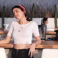 Meski terbilang masih muda, wanita kelahiran 24 Februari 1997 ini selalu memperhatikan penampilannya. Apalagi saat di depan kamera, Susan Sameh terlihat punya penampilan yang memukau. Namun di beberapa kesempatan, ia terlihat cantik dengan gaya kasual. (Liputan6.com/IG/@susansameeh)