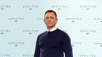 Daniel Craig adalah aktor keenam yang memerankan James Bond. Aktor 47 tahun ini mengawali perannya pada 2006 dan yang terbaru pada tahun ini Daniel Craig tampil keempat kalinya sebagai James Bond dalam film 007 terbaru.’Spectre’. (Bintang/EPA)