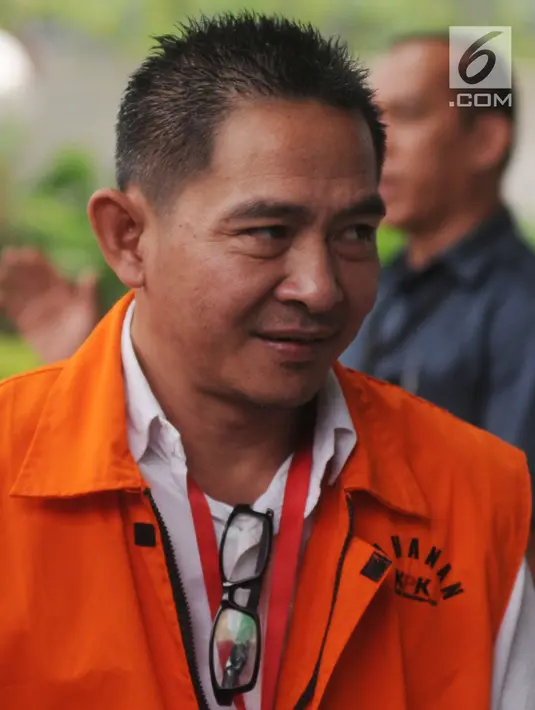 Anggota DPRD Kota Malang Suprapto tiba untuk menjalani pemeriksaan di gedung KPK, Jakarta, Rabu (18/4). Suprapto diperiksa sebagai tersangka dalam kasus dugaan suap terkait pembahasan APBD-P Pemerintahan Kota Malang TA 2015. (merdeka.com/Dwi Narwoko)