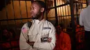 Seorang penjaga keamanan penjara terlihat di bar koktail Alcotraz  di London , 11 Oktober 2018. Bar berkonsep penjara ini terinspirasi dari karya fiksi terkenal, Shawshank Redemption dan serial Netflix bertajuk 'Orange Is a New Black' (BEN STANSALL / AFP)