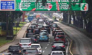 Kendaraan melintas di ruas Jalan Jenderal Sudirman, Jakarta, Senin (9/5/2022). Pembatasan kendaraan roda empat dengan sistem Ganjil Genap (GaGe) di wilayah DKI Jakarta mulai Senin, 9 April 2022, seiring dengan berakhirnya cuti bersama libur Lebaran 2022 atau Idul Fitri 1443 H. (Liputan6.com/Herman Zakharia)