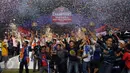 Suporter Arema Cronus berlarian merayakan kemenangan tim Singo Edan di laga final Piala Bhayangkara 2016 melawan Persib di Stadion GBK Jakarta, Minggu (3/4/2016). Arema Cronus unggul 2-0 atas Persib. (Liputan6.com/Helmi Fithriansyah)