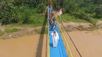 Lembaga Hilal Ahmar (Bulan Sabit Merah) Uni Emirat Arab (UEA) meresmikan Jembatan Gantung Ciwaru yang terletak di Kabupaten Lebak, Provinsi Banten, Kamis, 22 April 2021. (Liputan6.com)