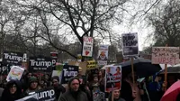 Sekitar 10.000 orang melakukan unjuk rasa di jalan-jalan London guna mengajukan keberatan atas rencana kunjungan Trump. (Sumber @twitsquince)