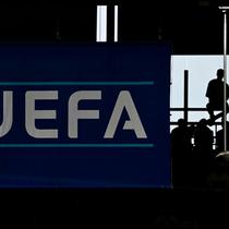 Penonton menunggu menjelang pertandingan babak 16 besar UEFA Euro 2024 antara Spanyol dan Georgia di Stadion Cologne di Cologne pada 30 Juni 2024. (Tobias SCHWARZ/AFP)