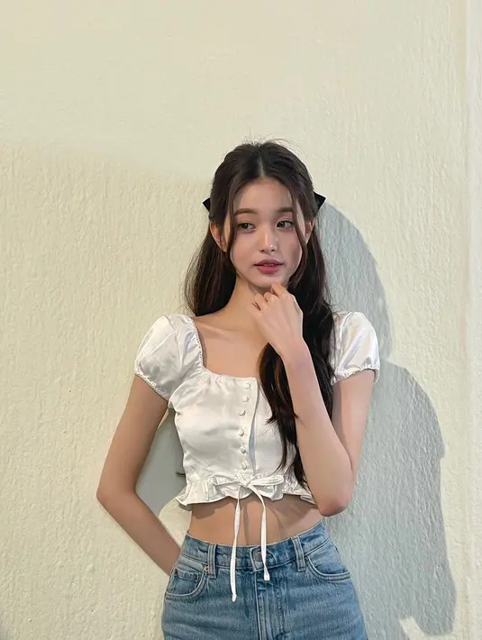Jang Wonyoung dari IVE dikenal sebagai boneka manusia, gaya berpakaian sehari-harinya memiliki warna Estetika Coquette yang kuat. Seperti potret ini, ia tampil manis dengan atasan beraksen pita dan jepit rambut pita juga. [@for_everyoung]