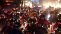 Pemudik motor memadati jalan raya Cirebon Pantura menuju Jawa Tengah, Jogjakarta dan Jawa Timur, Jumat (24/6). Mereka memilih mudik di malam hari untuk menghindari cuaca panas dan berdebu. (Liputan6/JohanTallo)