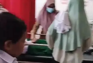 Tanggakapan layar puluhan siswa Mi di Jember dilarikan ke Puskesmas untuk mendapatkan pertolongan medis.