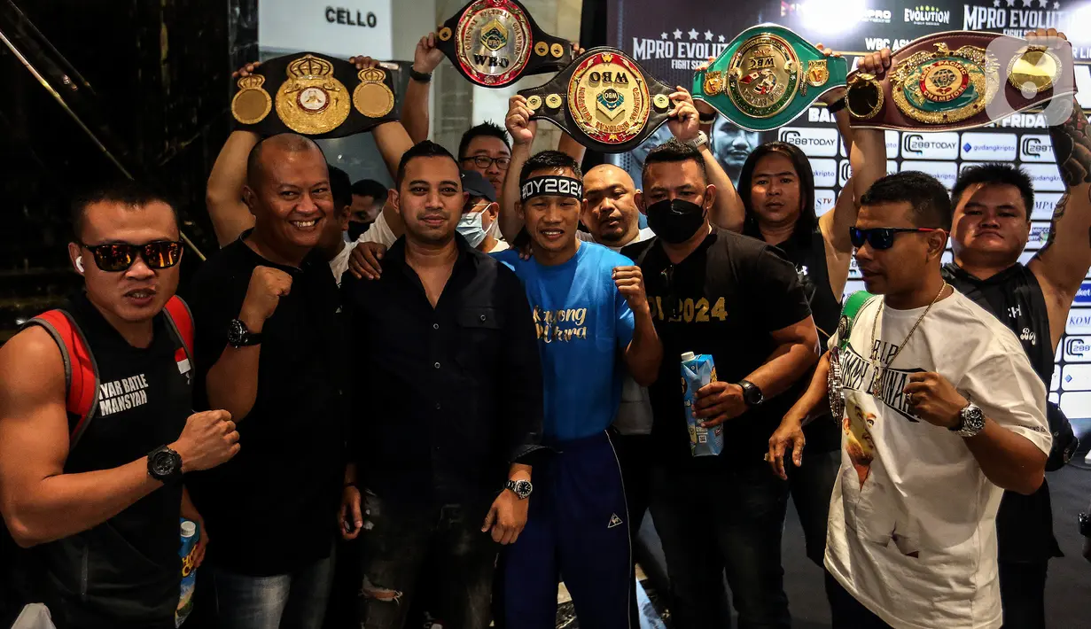 Petinju Indonesia Daud Yordan saat acara  timbang badan jelang laga memperebutkan gelar WBC Asian Boxing Council Silver di Balai Sarbini, Jakarta, Kamis (30/6/2022). di Balai Sarbini, Jakarta, Kamis (30/6/2022). Daud Yordan dan petinju Thailand Panya Uthok dipastikan naik ring dalam duel bertajuk MPRO Evolution Fight Series 2022. (Liputan6.com/Johan Tallo)