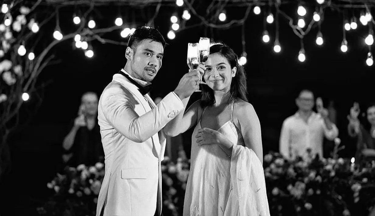 Selain itu, Chicco dan Putri pun sangat romantis bersama para tamu undangan untuk bersulang minuman, pertanda merayakan hari bahagia pasangan pengantin baru ini. (Instagram/mrandmrsjerikho)