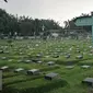 Makam di Blok AA I dan Blad 16 TPU Karet Bivak merupakan blok yang sering tergenang air ketika hujan deras, Jakarta, (13/7). Sudin Pertamanan dan Pemakaman Jakpus akan buat ratusan lubang biopori agar makam tidak tergenang. (Liputan6.com/Yoppy Renato)