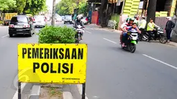 Satlantas Polres Jakarta Timur mengelar Operasi Patuh Jaya 2015 di sepanjang Jalan Raya Bogor, Jakarta, Selasa (2/6/2015). Operasi tersebut untuk meningkatkan ketertiban berlalu lintas, yang dilaksanakan pada 29 Mei-9 Juni. (Liputan6.com/Yoppy Renato)