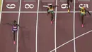 Pelari Amerika Serikat, Sha’Carri Richardson (kiri) melakukan selebrasi saat melewati garis finis pada final 100 meter putri Kejuaraan Dunia Atletik 2023 di National Athletics Centre, Budapest, Hungaria, pada 22 Augustus 2023. (AP Photo/David J. Phillip)