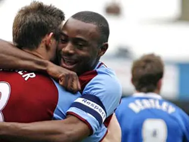 Aston Villa&#039;s James Milner (L) celebrates his goal with Aston Villa&#039;s Nigel Reo-Coker against Gillingham during the FA Cup Third Round football match at Priestfield Stadium in Gillingham, England, on January 4, 2009. AFP PHOTO/IAN KINGTON