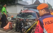 Duh! Mobil yang Tertabrak KA Bangunkarta Berisikan Keluarga dengan Dua Balita
