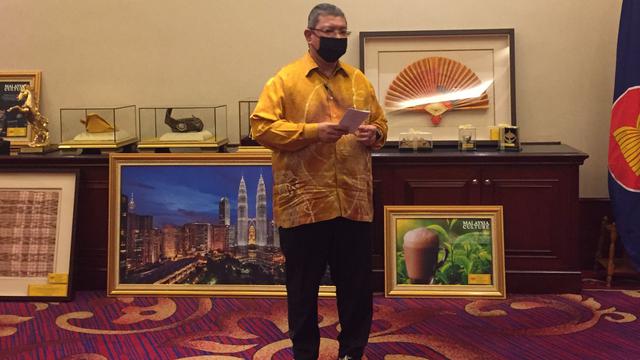 <span>Menlu Dato Saifuddin Abdullah menyerahkan 15 karya seni kepada Wakil Tetap Malaysia untuk ASEAN, Kamsiah Kamaruddin sebagai bentuk pertukaran budaya antar negara Asia Tenggara (Liputan6.com/Teddy Tri Setio Berty)</span>